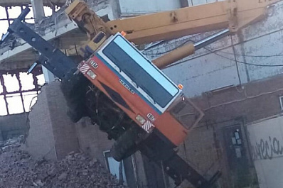 В Тольятти на Коммунальной автокран упал и проломил крышу здания