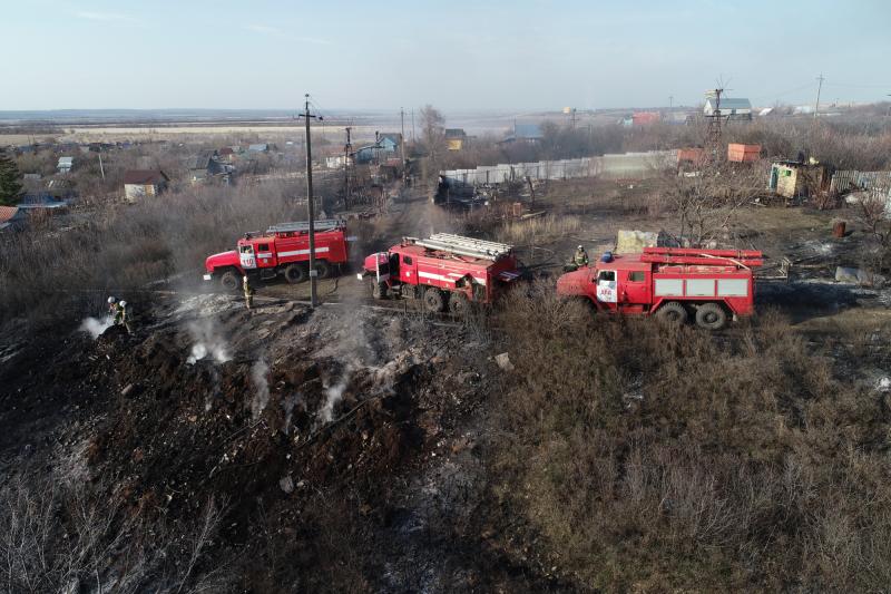 В Самарской области пожарные 4,5 часа тушили заброшенные дачи