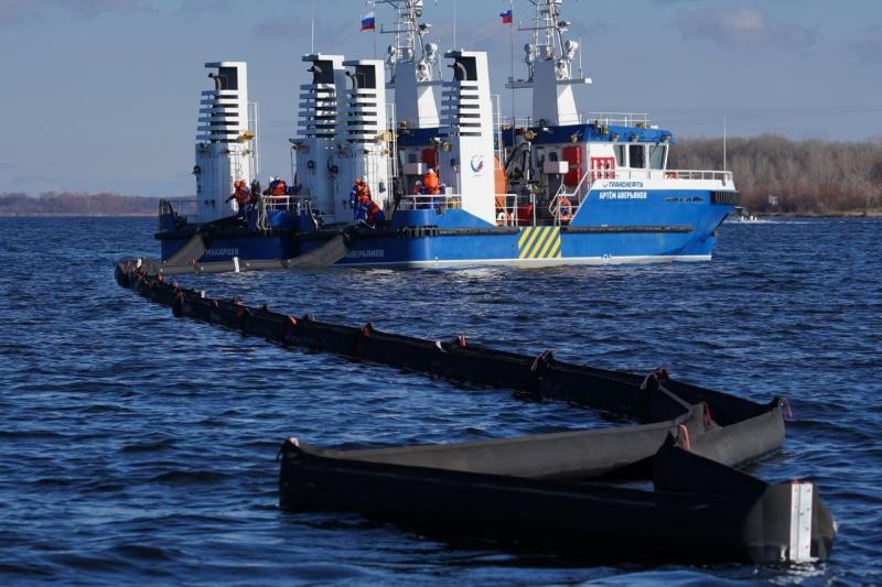 Трудиться и помнить: в Самаре ввели в эксплуатацию суда для локализации разлива нефти, названные в честь героев СВО