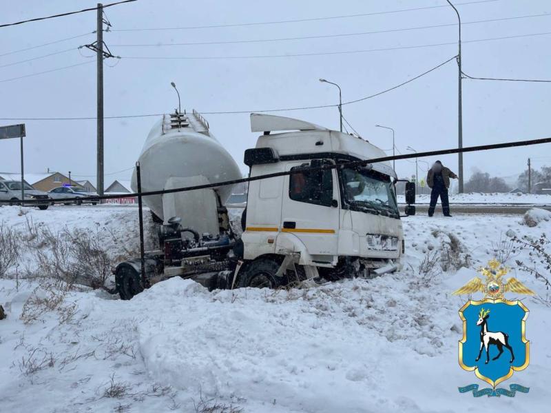 В Самарской области 22 декабря КамАЗ улетел в кювет 