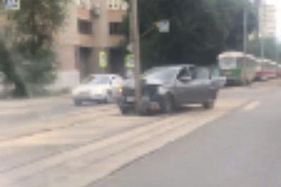 В Самаре на улице Арцыбушевской "Веста" протаранила столб 