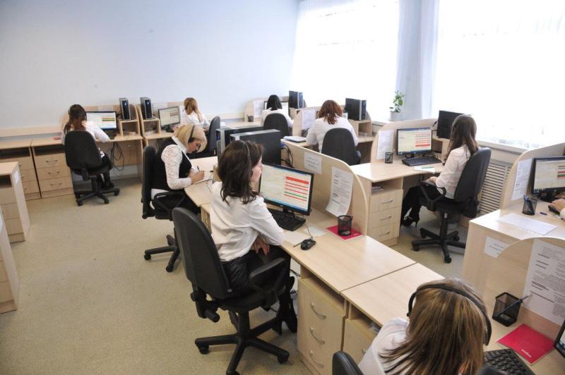 Самарцы рассказали, украшают ли рабочие места к Новому году