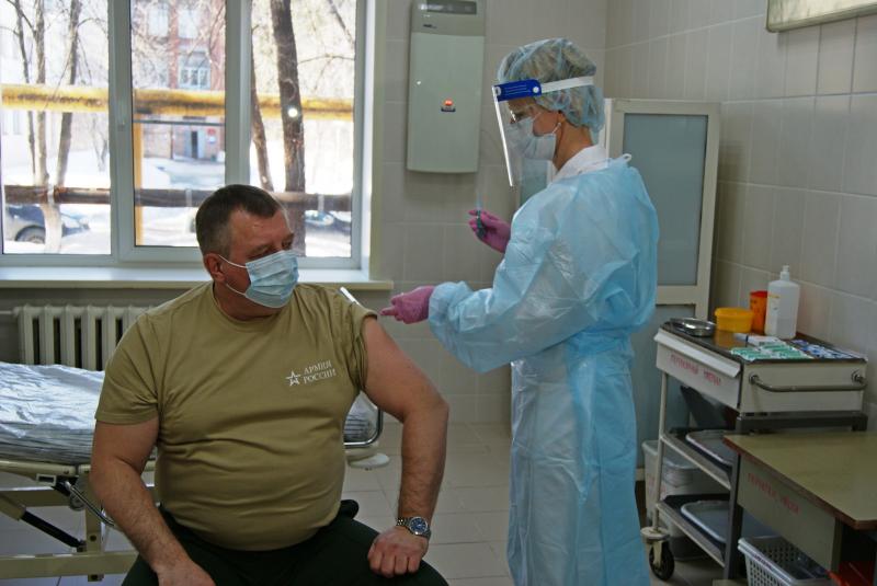 Военные комиссары Самарской области привились от коронавируса