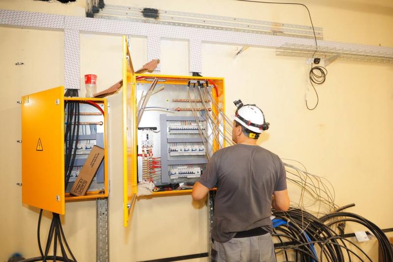 Вячеслав Федорищев посетил строящуюся станцию "Театральная" и поздравил метростроителей с профессиональным праздником