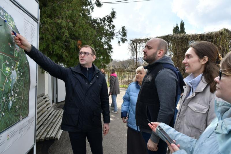 Гагаринский субботник: Вячеслав Федорищев вместе со студентами и преподавателями Самарского университета привел в порядок Ботанический сад