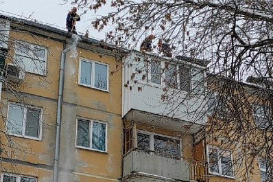 В Самаре от снега и льда очистили больше 200 крыш жилых домов