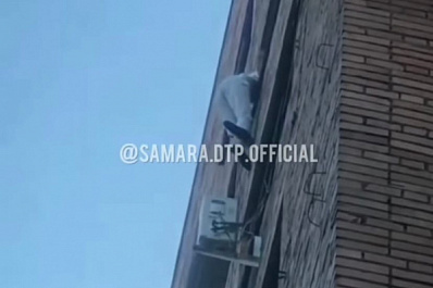 В Самаре на 8 этаже повисла девушка