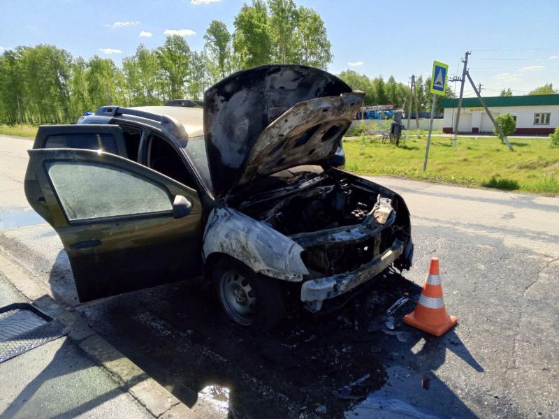 В Самарской области у иномарки загорелся моторный отсек
