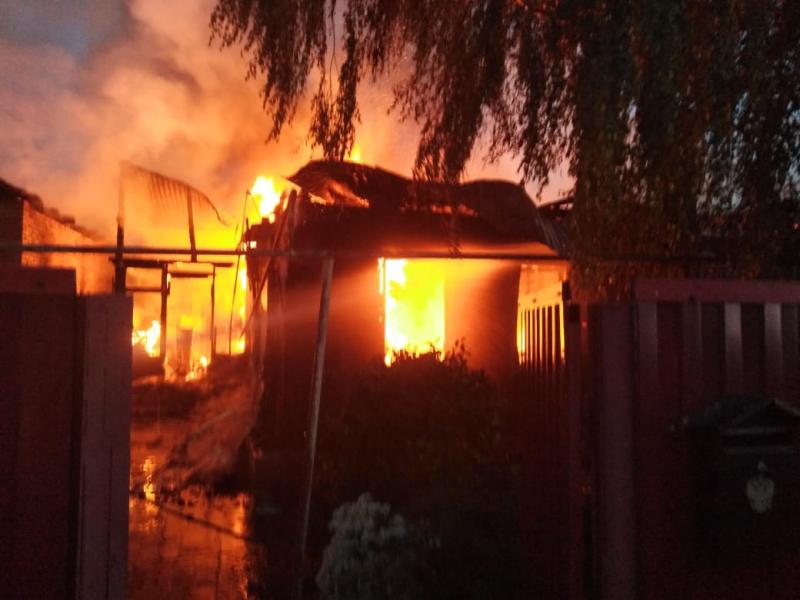 В ночь на 24 июля в Самаре 87 человек тушили два горящих дома на ул. Набережной реки Самары