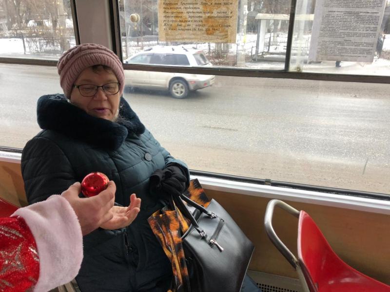 В Самаре запустили новогодний трамвай под управлением Деда Мороза и Снегурочки
