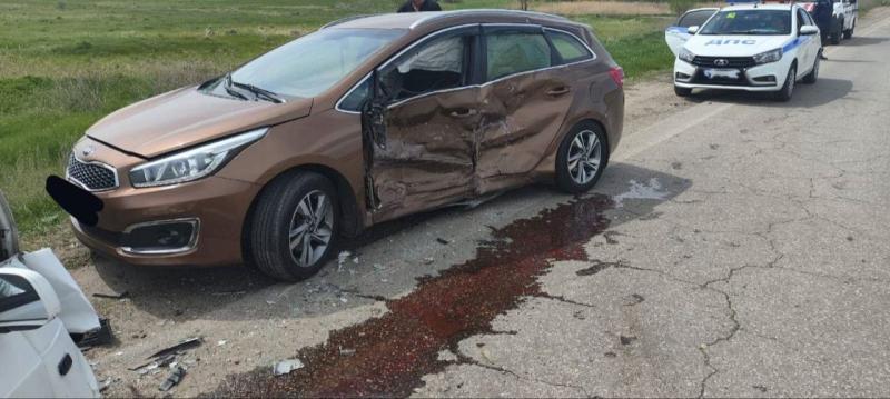 В Самарской области 12 мая на трассе столкнулись "четырнадцатая" и Kia Ceed