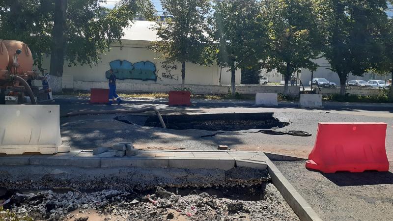 Фото с места событий: на Мичурина устраняют аварию на водоводе