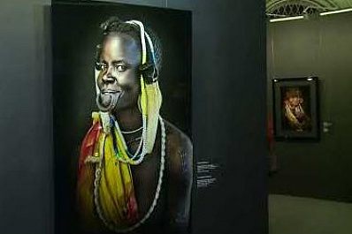 В Самаре открылась фотовыставка о культурном своеобразии вымирающих народов мира