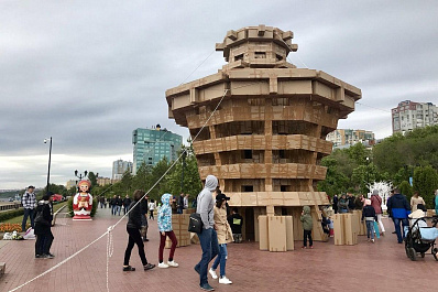 Картонный маяк из 1700 коробок выстроился на набережной Самары