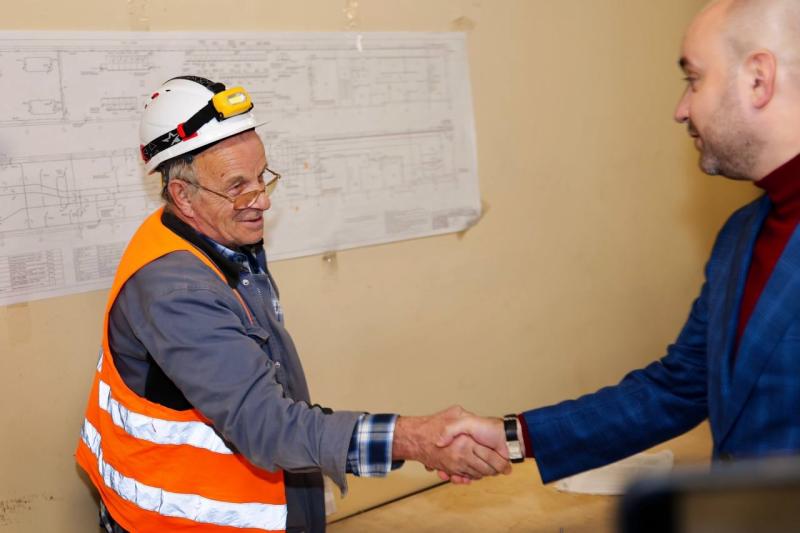 Вячеслав Федорищев посетил строящуюся станцию "Театральная" и поздравил метростроителей с профессиональным праздником