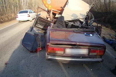 Пьяный мужчина в Самарской области погиб, врезавшись в нефтевоз на угнанном автомобиле