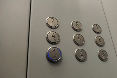 159 лифтов обновят в домах Самарской области в 2025 году