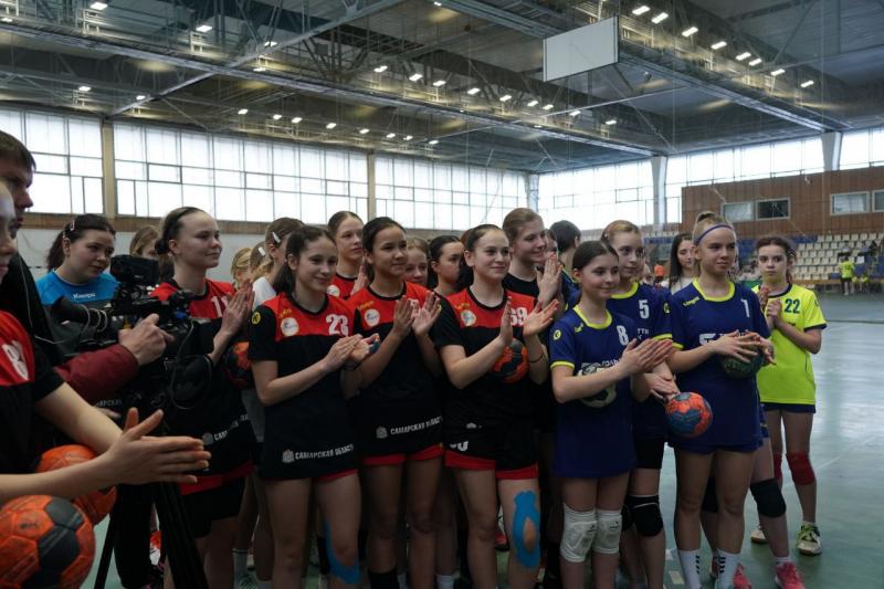 "Девчата, спасибо вам за мастерство": Дмитрий Азаров поздравил с 8 Марта гандболисток тольяттинской "Лады"