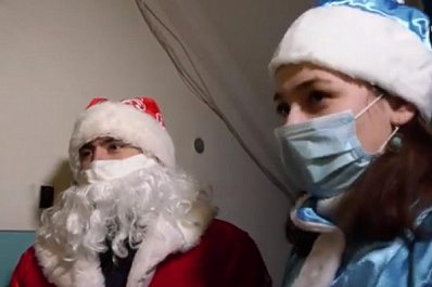 В губернии пожилым людям, находящимся на самоизоляции, привозят подарки на дом