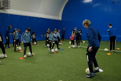 Футболистки "Крыльев Советов" провели совместную тренировку с юными игроками "Крыльев мечты"