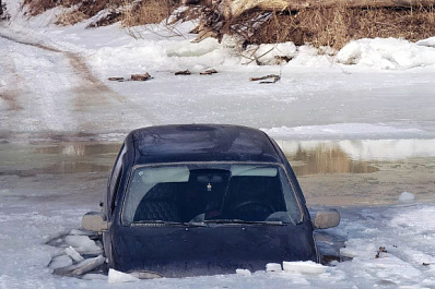 В Самарской области 2 марта легковушка с детьми провалилась под лед