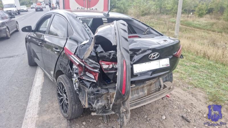 На трассе в Самарской области столкнулись легковушка и три грузовика