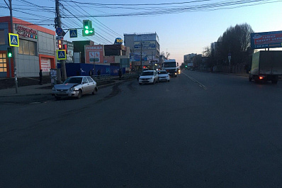 В Самаре нефтевоз Mercedes протаранил три легковых автомобиля