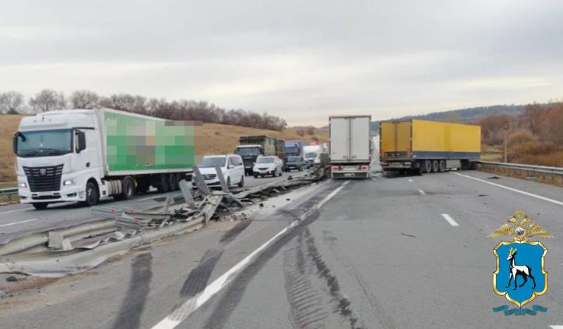 В Самарской области на трассе М5 затруднено движение из-за ДТП с фурой