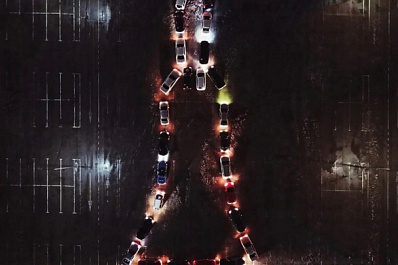 Активисты Самары выстроили автомобили в форме ракеты на парковке ТЦ