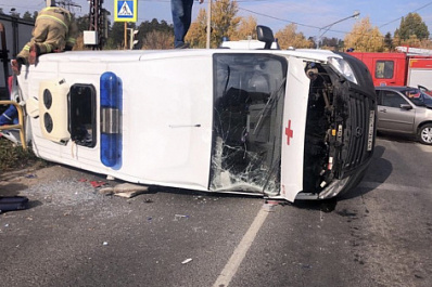 В Тольятти из-за столкновения с "Грантой" перевернулась машина скорой помощи