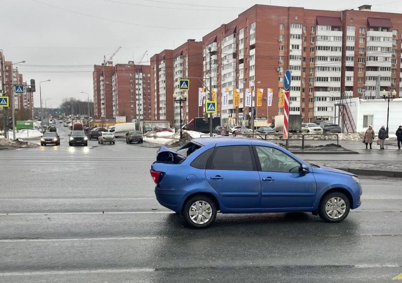 В Самаре иномарка на скорости врезалась в стоящую на светофоре "Гранту"