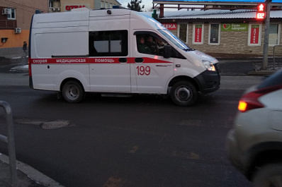 Бросила кирпич в стекло: жительница Самарской области "напала" на машину скорой