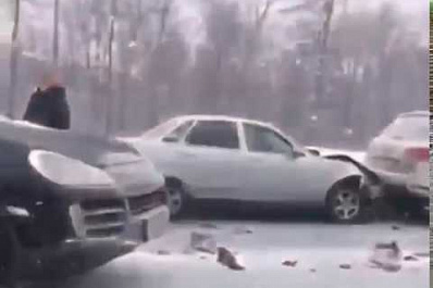 Эксклюзивное видео: еще одно ДТП участием 12 автомобилей произошло на Волжском шоссе в Самаре