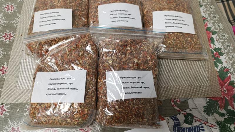 Это у нас в крови: семья из Самары уже три года собирает и отвозит гумгрузы на фронт