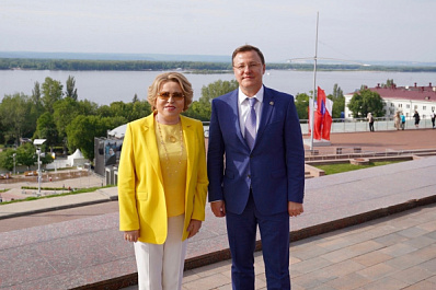 Дмитрий Азаров поздравил Валентину Матвиенко с присвоением звания Героя Труда РФ