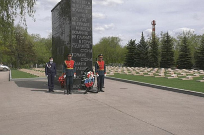 Юнармейцы возложили цветы к могилам советских солдат на аллее Славы самарского кладбища