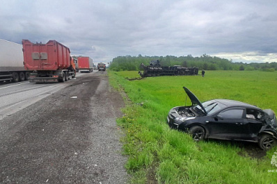 Фура с военными трофеями вылетела в кювет и перевернулась