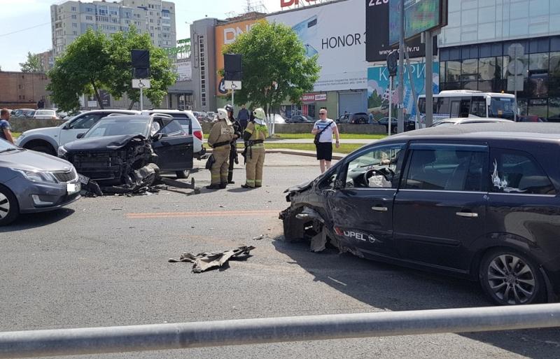 В Самаре легковушкам оторвало колеса в ДТП на Московском шоссе