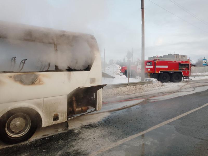 На въезде в Самару загорелся пассажирский автобус