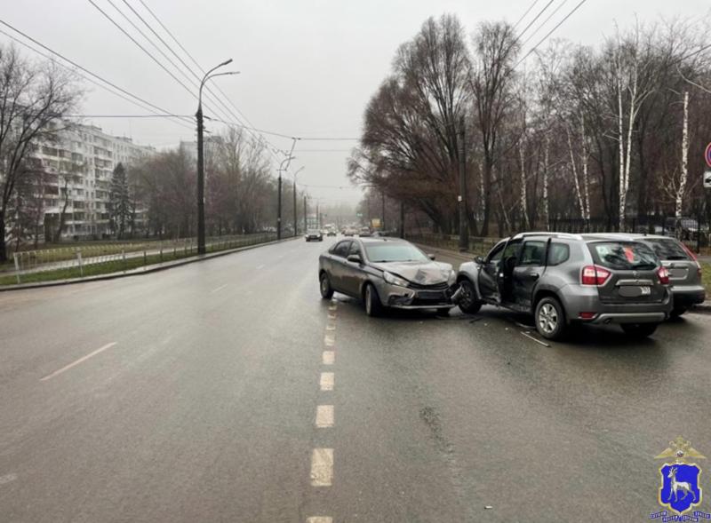 В Кировском районе Самары 2 человека пострадали при столкновении "Ниссана" и "Весты"