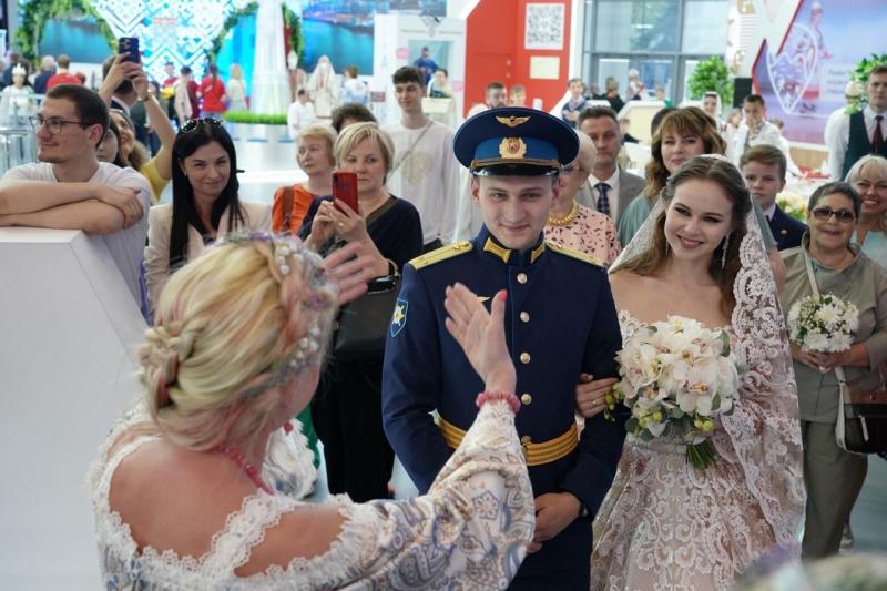 Дмитрий Азаров на выставке "Россия" поздравил молодоженов из Самарской области
