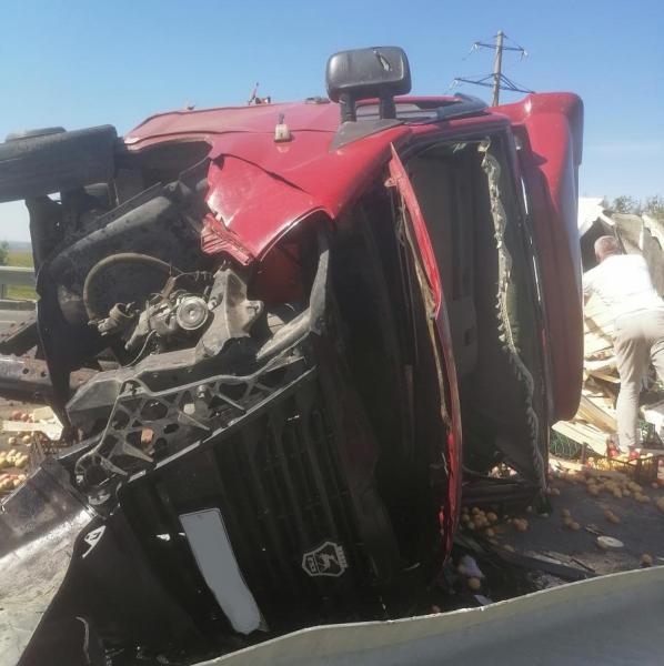 В Самарской области на трассе М5 после ДТП раскидало два грузовика и две легковушки