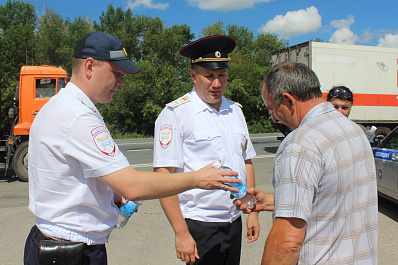 Сотрудники ГИБДД под Самарой останавливали водителей, чтобы угостить минералкой и измерить давление