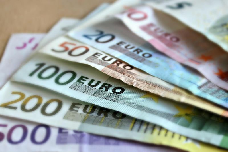 На Мосбирже курс евро опустился ниже 58 рублей впервые за последние семь лет