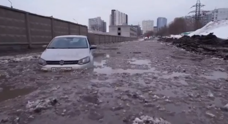 В Самаре на улице Пятигорской устраняют последствия прорыва водопровода
