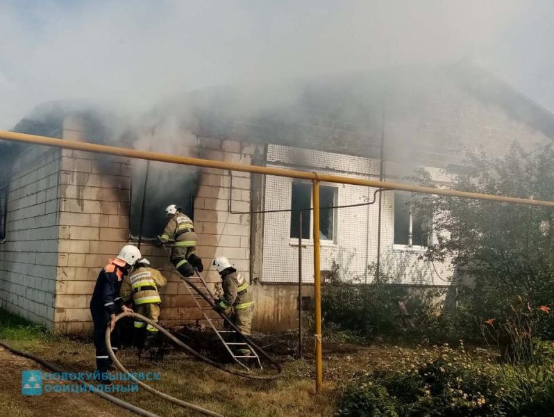 В Новокуйбышевске из горящего частного дома спасли двух женщин