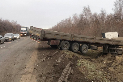 Фура улетела в кювет на трассе в Самарской области