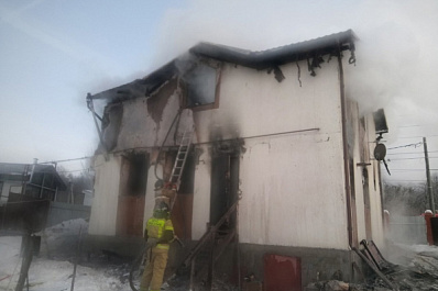 Хозяйка горящего дома в Самарской области не сразу вызвала пожарных и пострадала