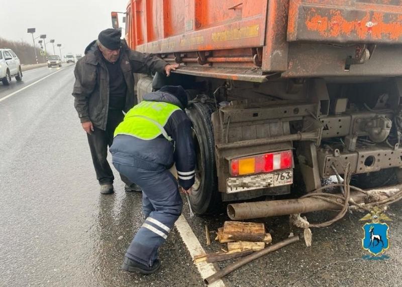 В Самарской области полицейские помогли пенсионеру выбраться из дорожного плена