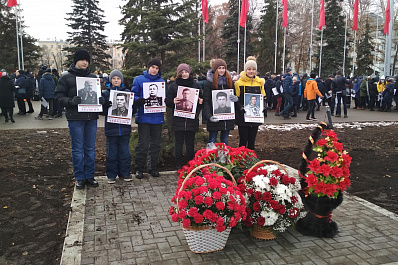 К памятному знаку Памяти парада в городе Куйбышеве 7 ноября 1941 года возложили цветы